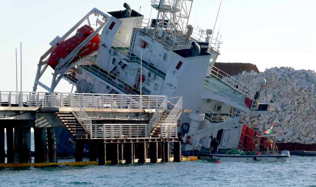 
	La nave incagliata a Marina di Massa

