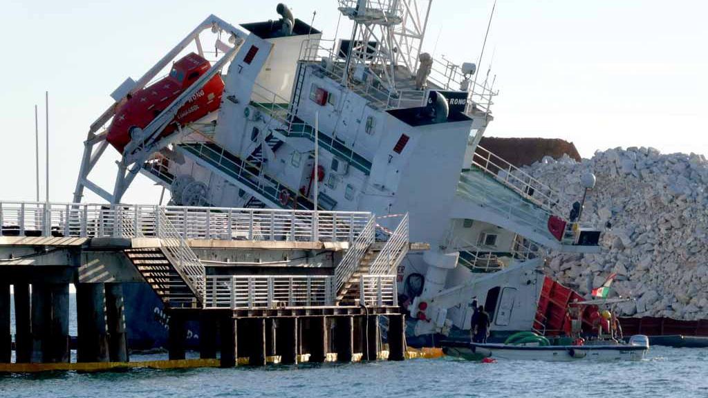 La nave incagliata a Marina di Massa