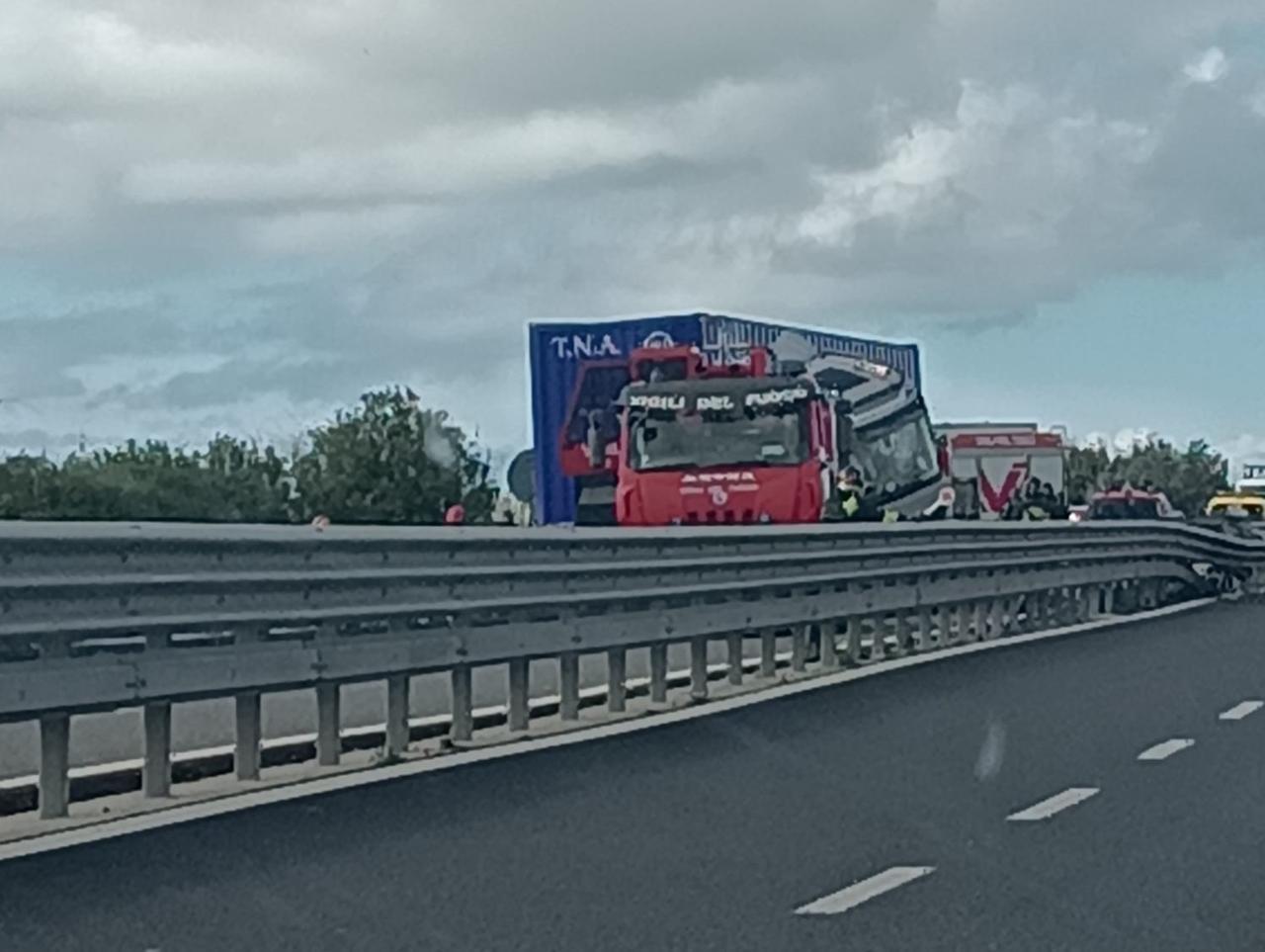Scarlino: camion intraversato, traffico in tilt