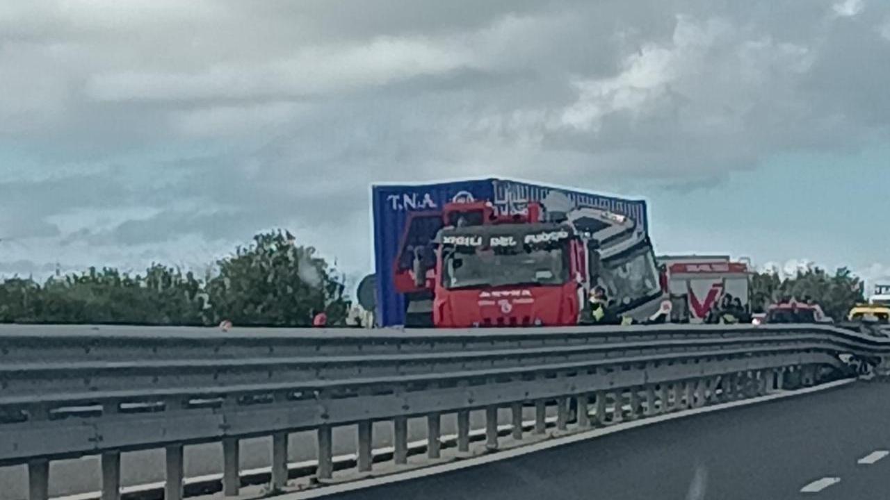 Scarlino: camion intraversato, traffico in tilt