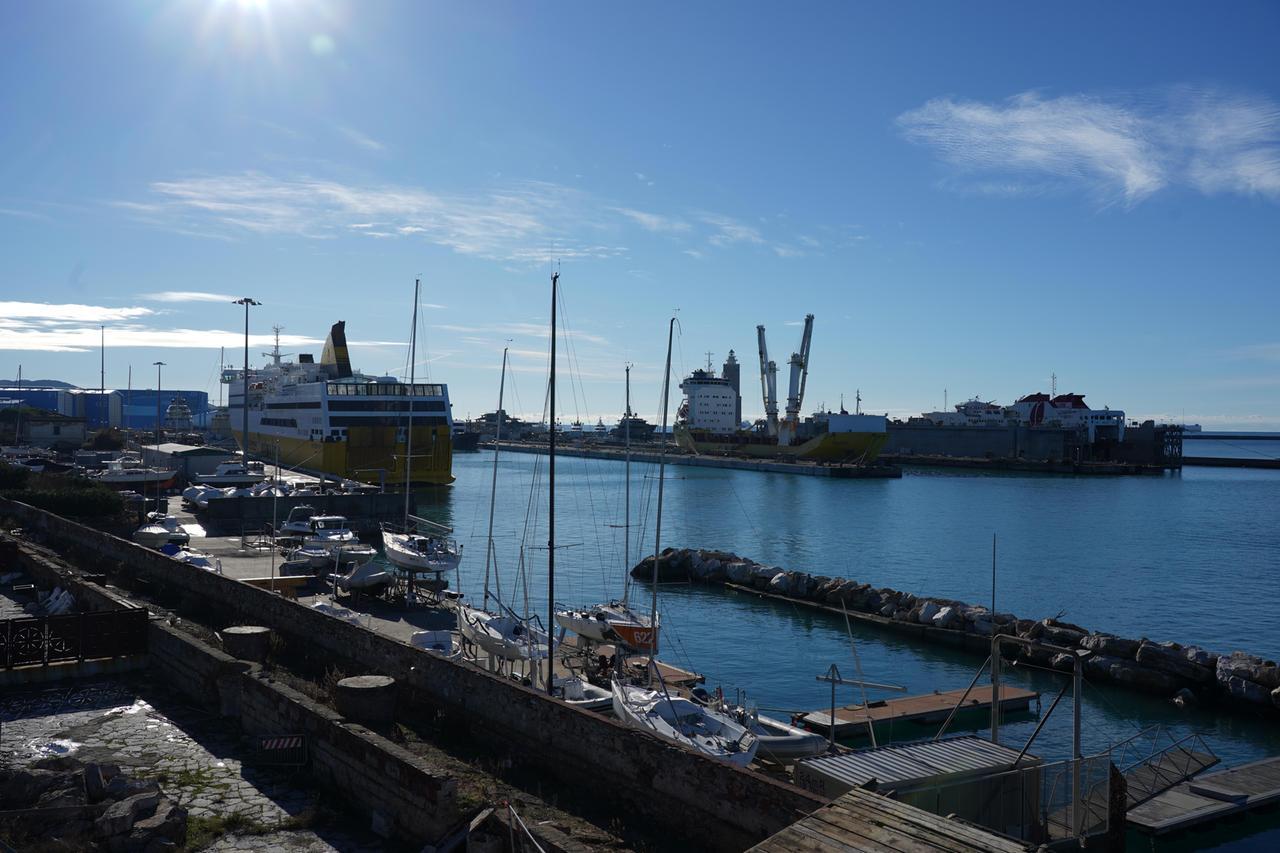 
	Una veduta del porto di Livorno

