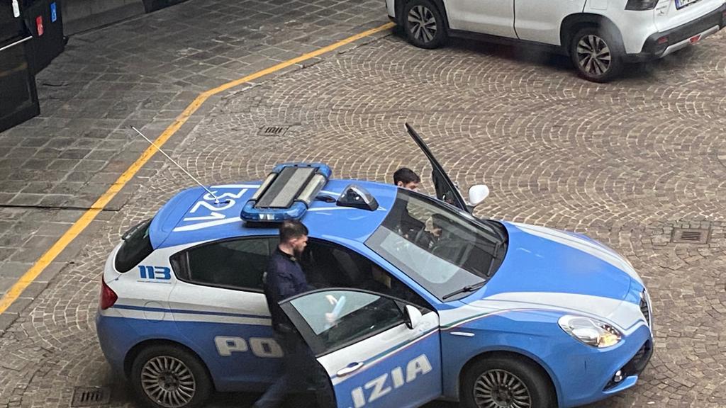 Minaccia di distruggere la casa del fratello con una grossa pietra: arrestato un 34enne