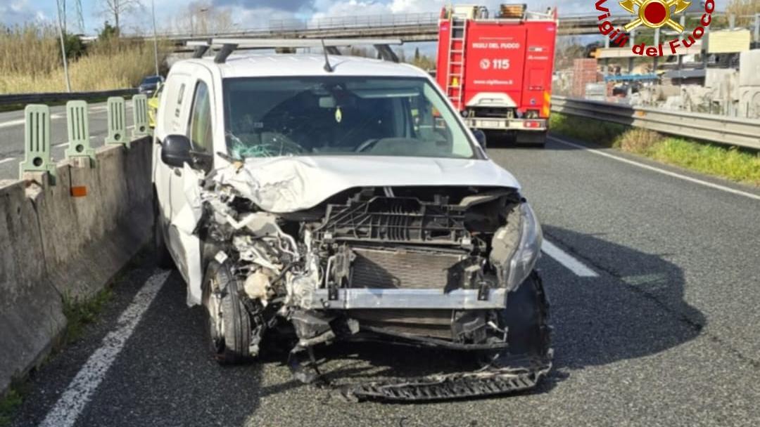 Una delle auto incidentate (foto vigili del fuoco)