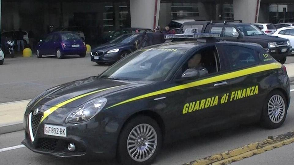 Una pattuglia della Finanza in una foto di archivio