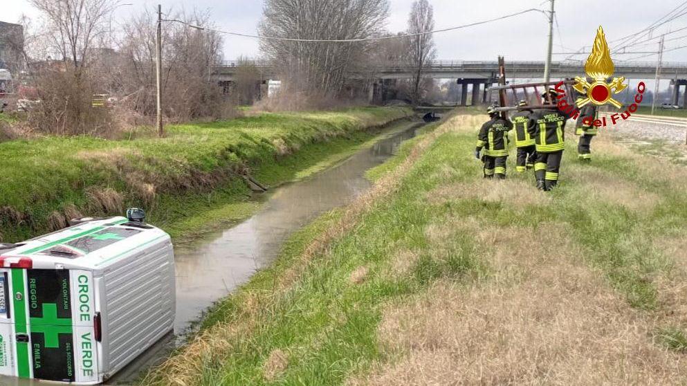 Furgone della Croce Verde finisce nel canale, recuperato dai vigili del fuoco