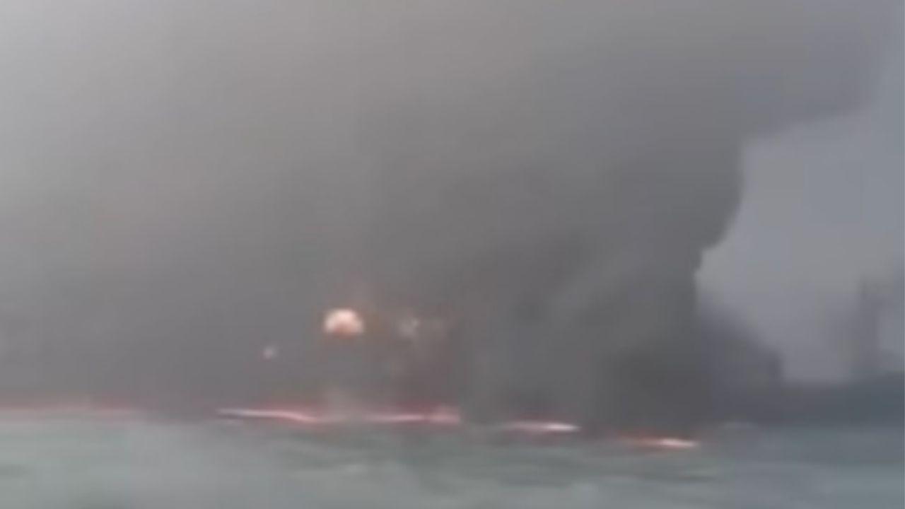 La petroliera a fuoco dopo lo scontro (Foto Fb: North Yorkshire Weather Updates)