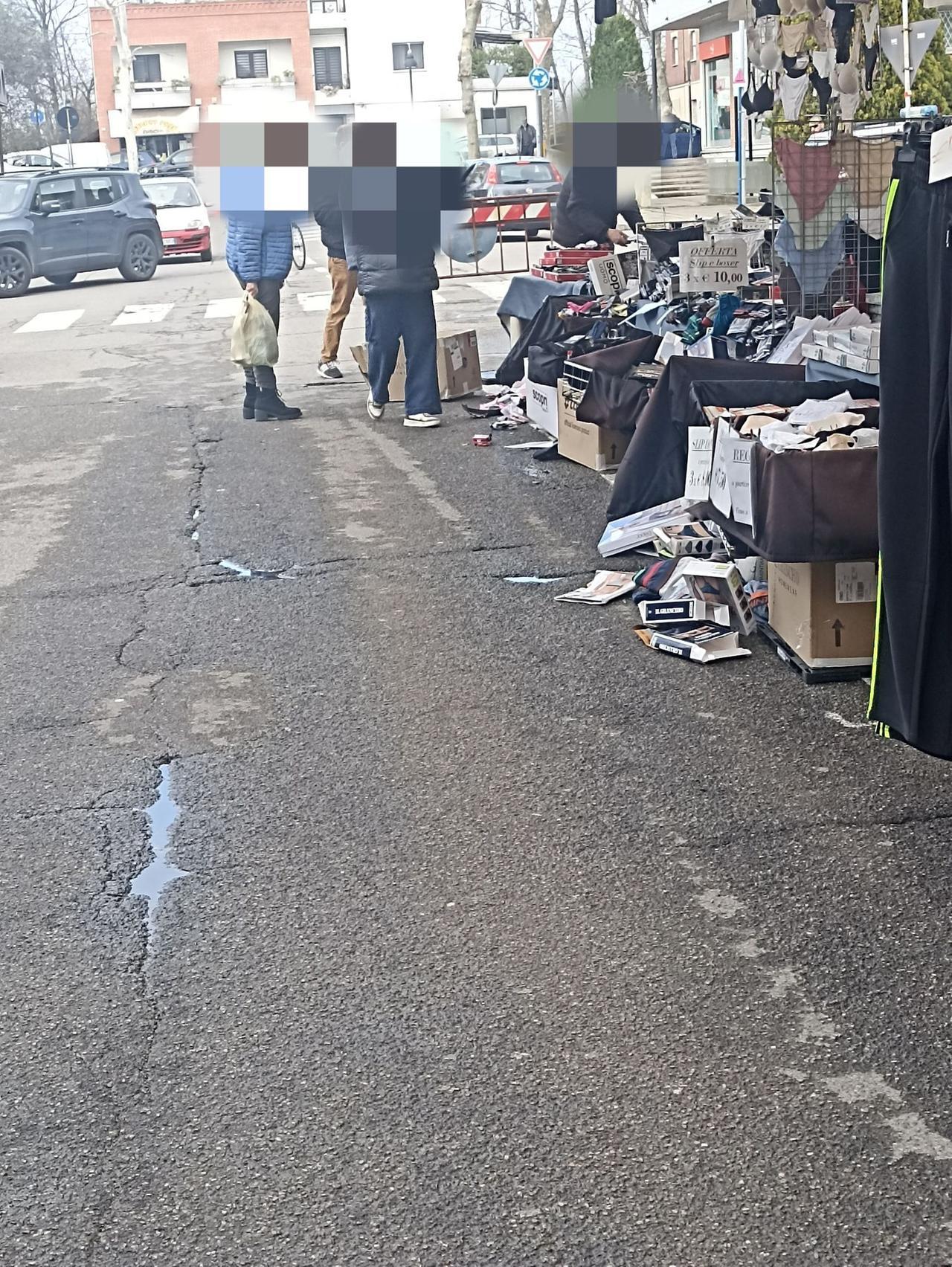Scandiano, un anziano sbaglia manovra ed entra con l’auto nel mercato