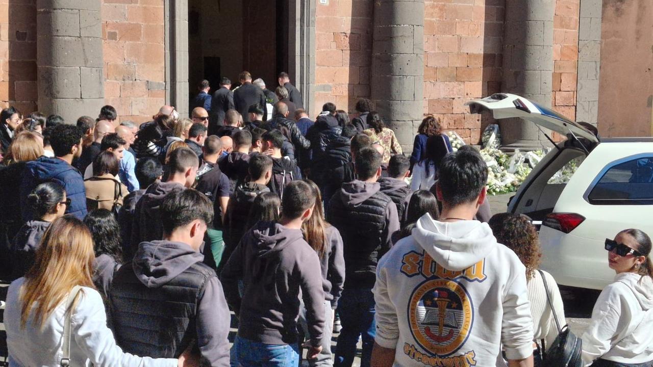 Un tappeto di fiori e tantissimi ragazzi per l’ultimo saluto a Gabriele