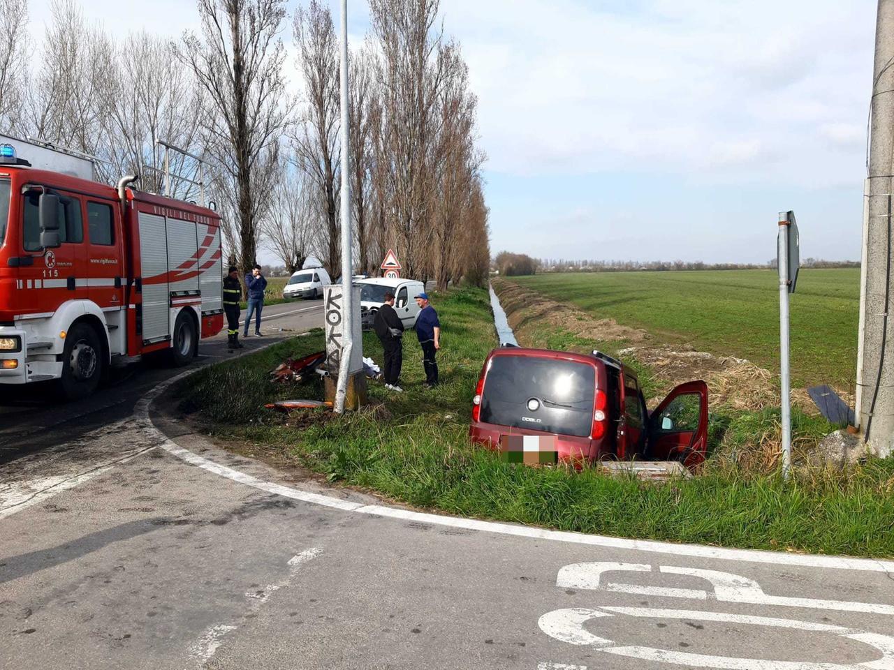 Novellara, schianto all’incrocio: un morto e un ferito grave
