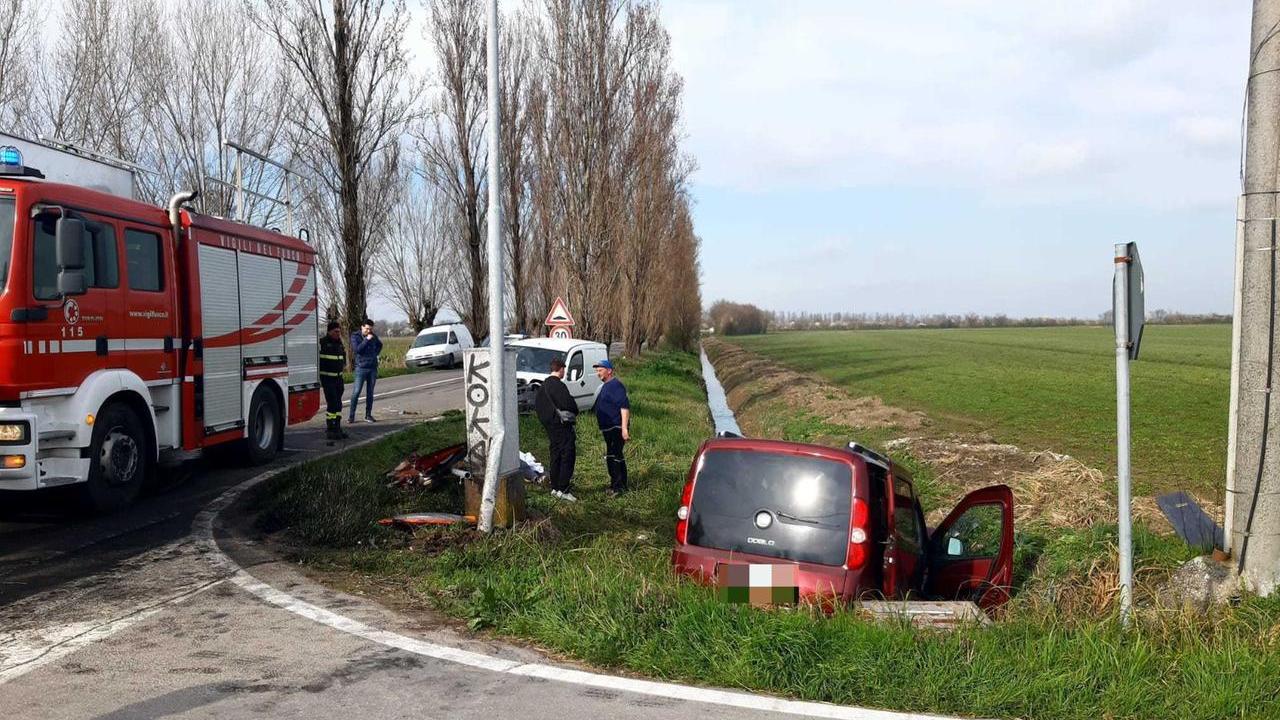 Novellara, schianto all’incrocio: un morto e un ferito grave