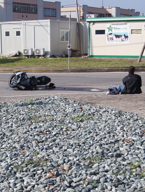 Schianto in rotatoria Scooterista 17enne portato in ospedale