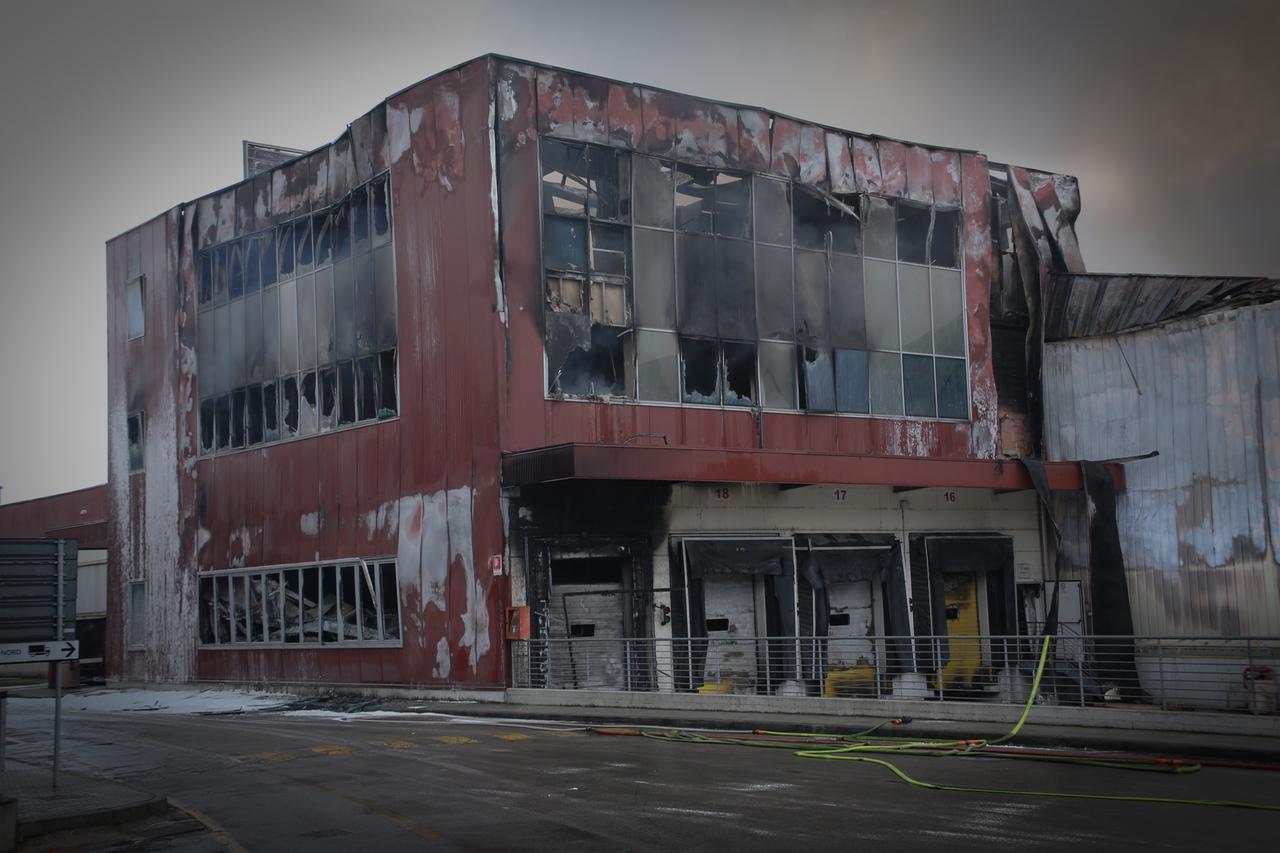 Incendio Inalca, il Comitato Amianto Zero: «A distanza di un mese continuiamo a trovare residui»