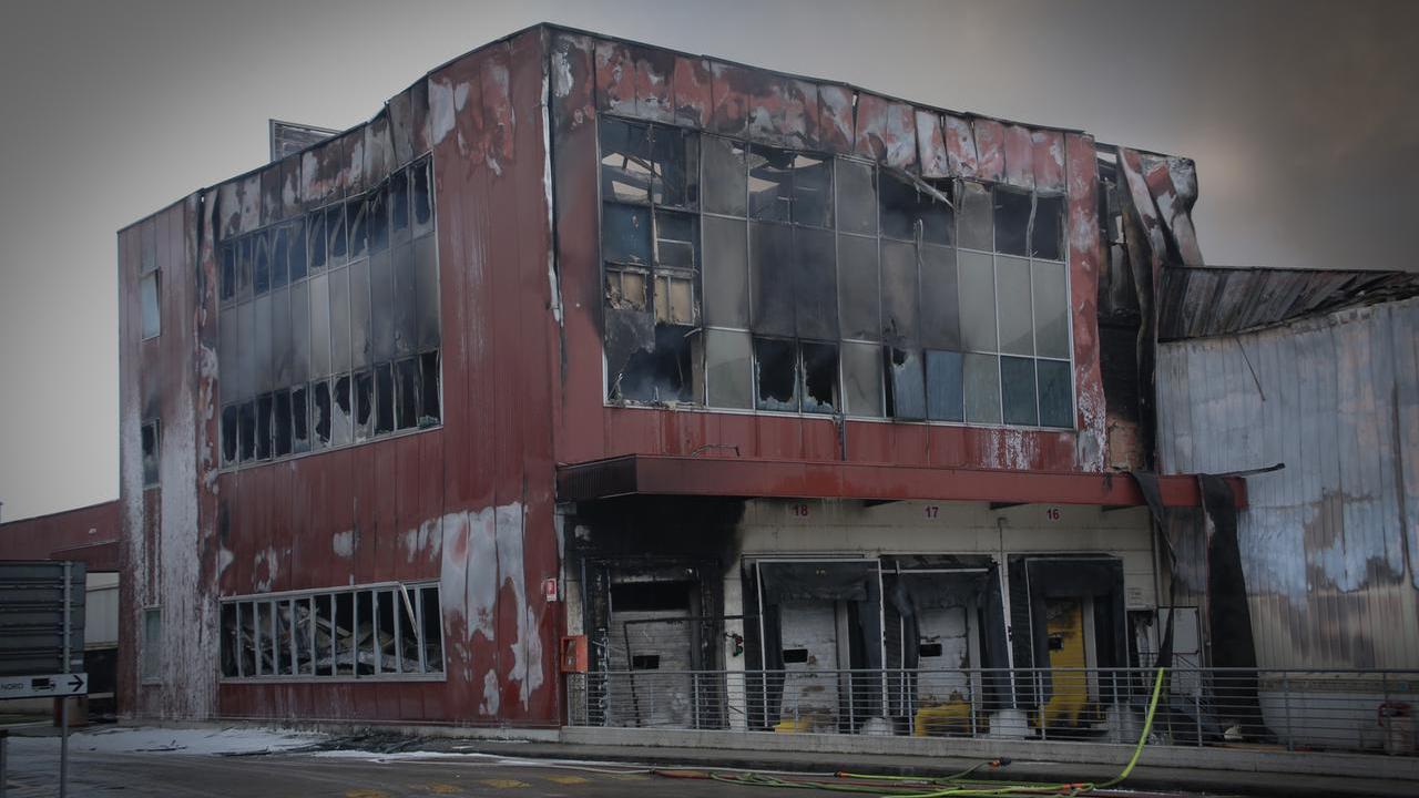 Incendio Inalca, il Comitato Amianto Zero: «A distanza di un mese continuiamo a trovare residui»