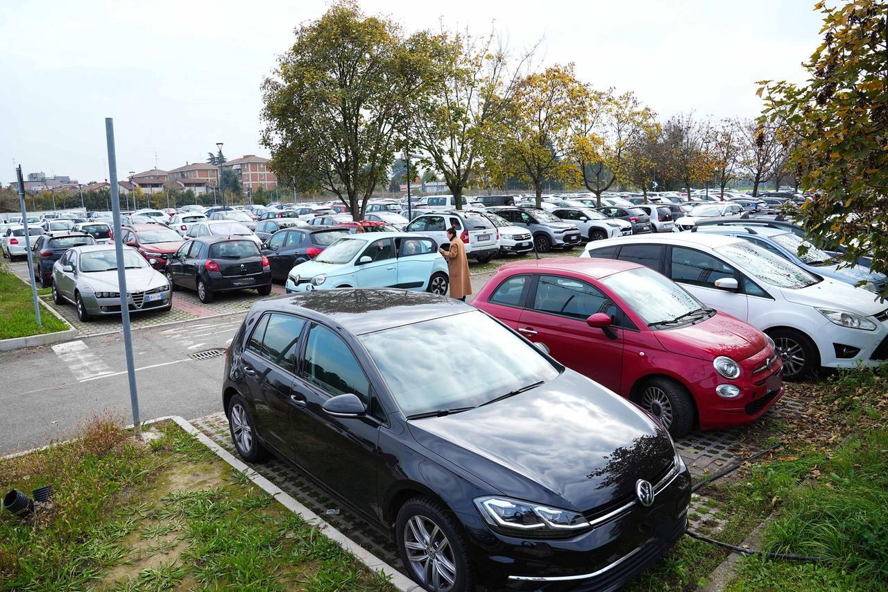 Multata durante la chemioterapia, l’Ausl risponde alla Gazzetta: «Non ci sono aree per realizzare nuovi parcheggi»