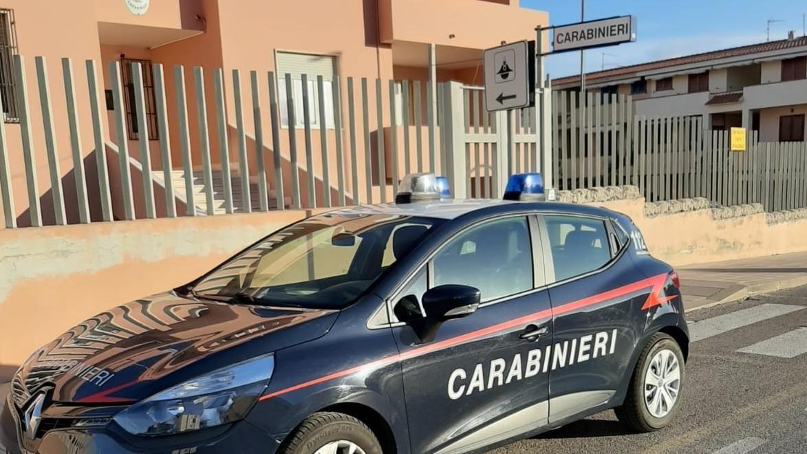 Vanno troppo piano in auto sulla strada provinciale, i carabinieri li fermano e poi li arrestano: erano due ladri