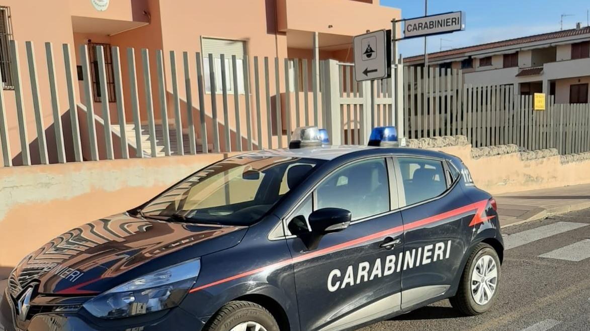 Vanno troppo piano in auto sulla strada provinciale, i carabinieri li fermano e poi li arrestano: erano due ladri
