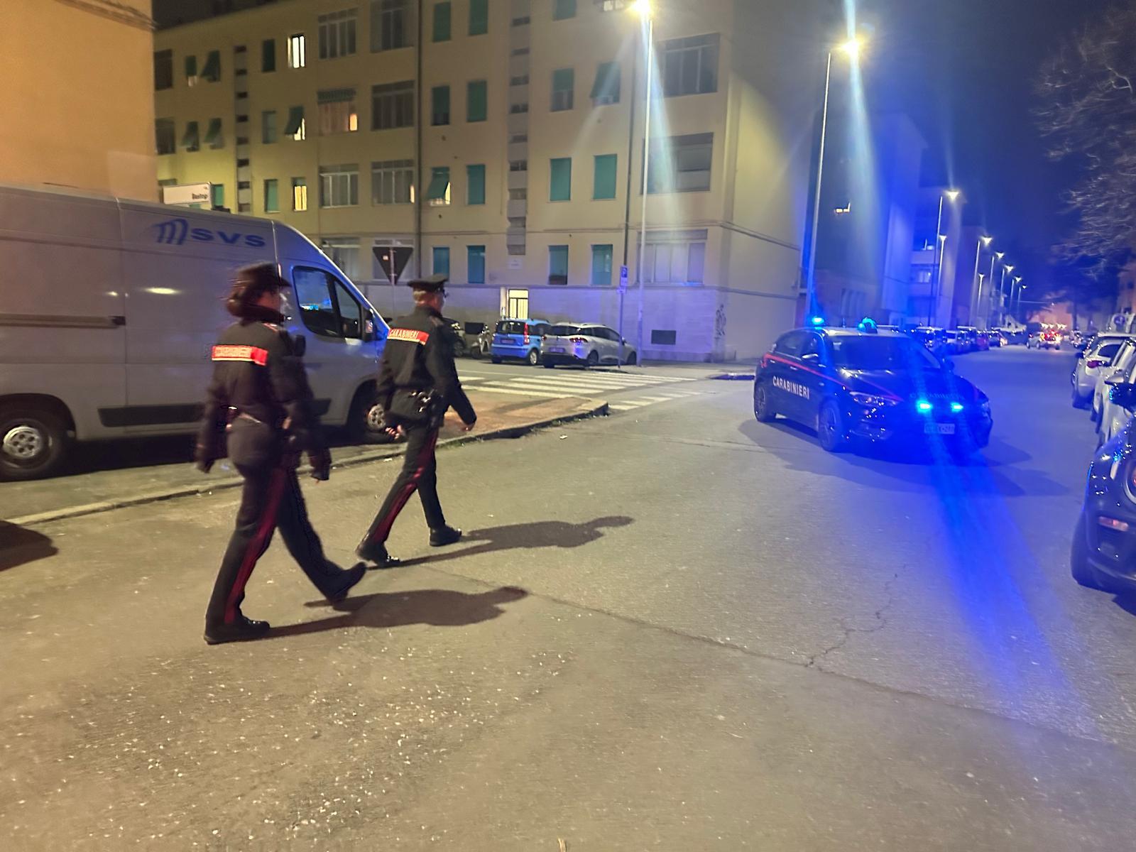 Due carabinieri durante un controllo (foto d'archivio)