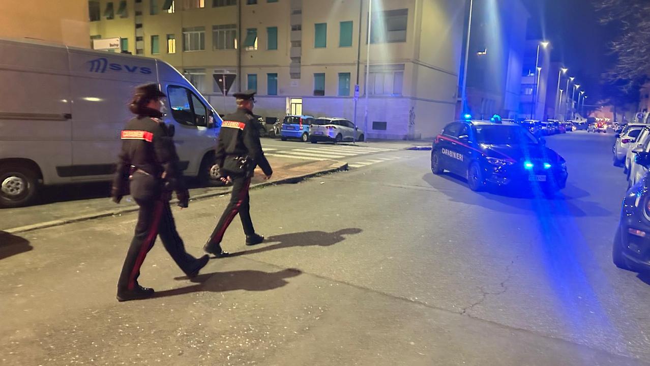 Due carabinieri durante un controllo (foto d'archivio)