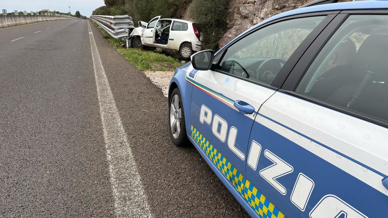 Ha un colpo di sonno alla guida e si schianta contro il guard rail