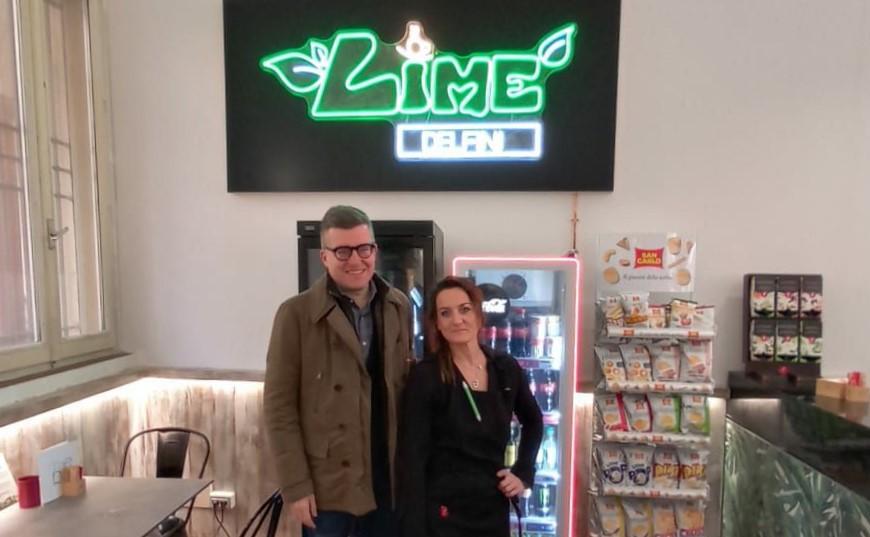
	L'assessore Bortolamasi con Ilaria Tumiatti, titolare del bar Lime Delfini

