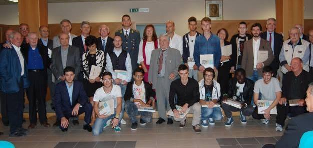 Borse di studio in memoria di don Dorino consegnate a dieci studenti meritevoli