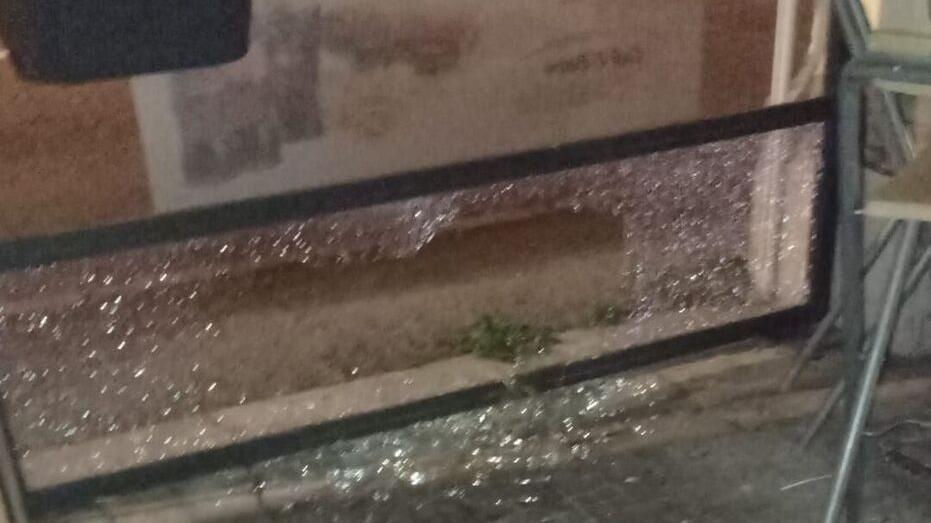 Sasso lanciato da un’auto in corsa, rotto il vetro di un dehor a Poggio Renatico