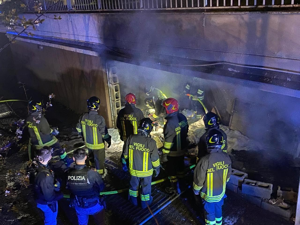Spaventoso rogo in un garage di via Turri, in zona stazione