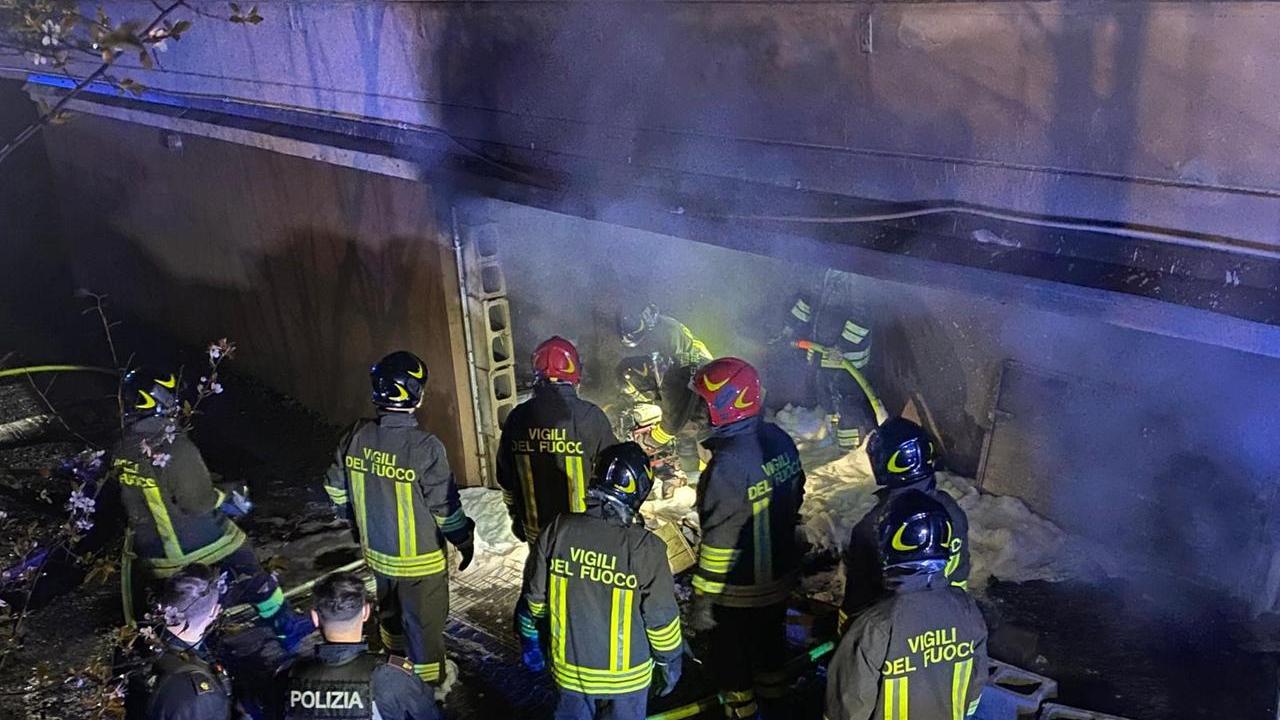 Spaventoso rogo in un garage di via Turri, in zona stazione