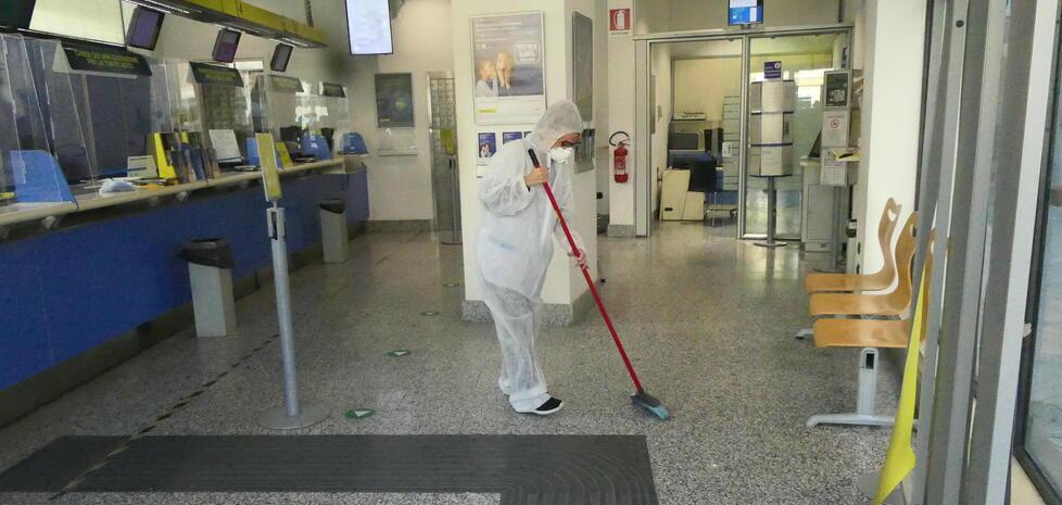 
	L&rsquo;intervento per disinfestare l&rsquo;ufficio postale di Orbetello (foto Enzo Russo)

