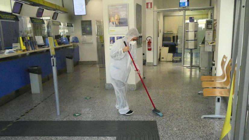 L’intervento per disinfestare l’ufficio postale di Orbetello (foto Enzo Russo)