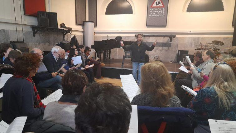 Il maestro Luca Nulchis mentre tiene un laboratorio