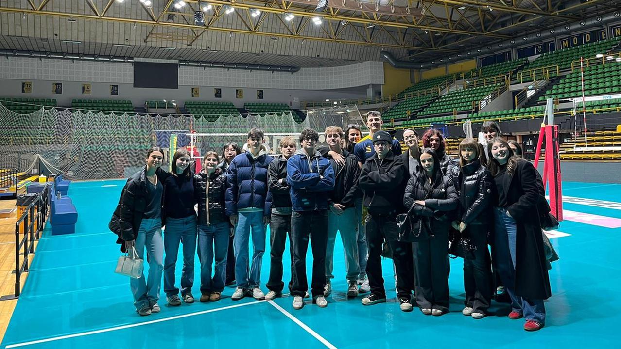 Tommaso Rinaldi circondato dagli studenti al PalaPanini