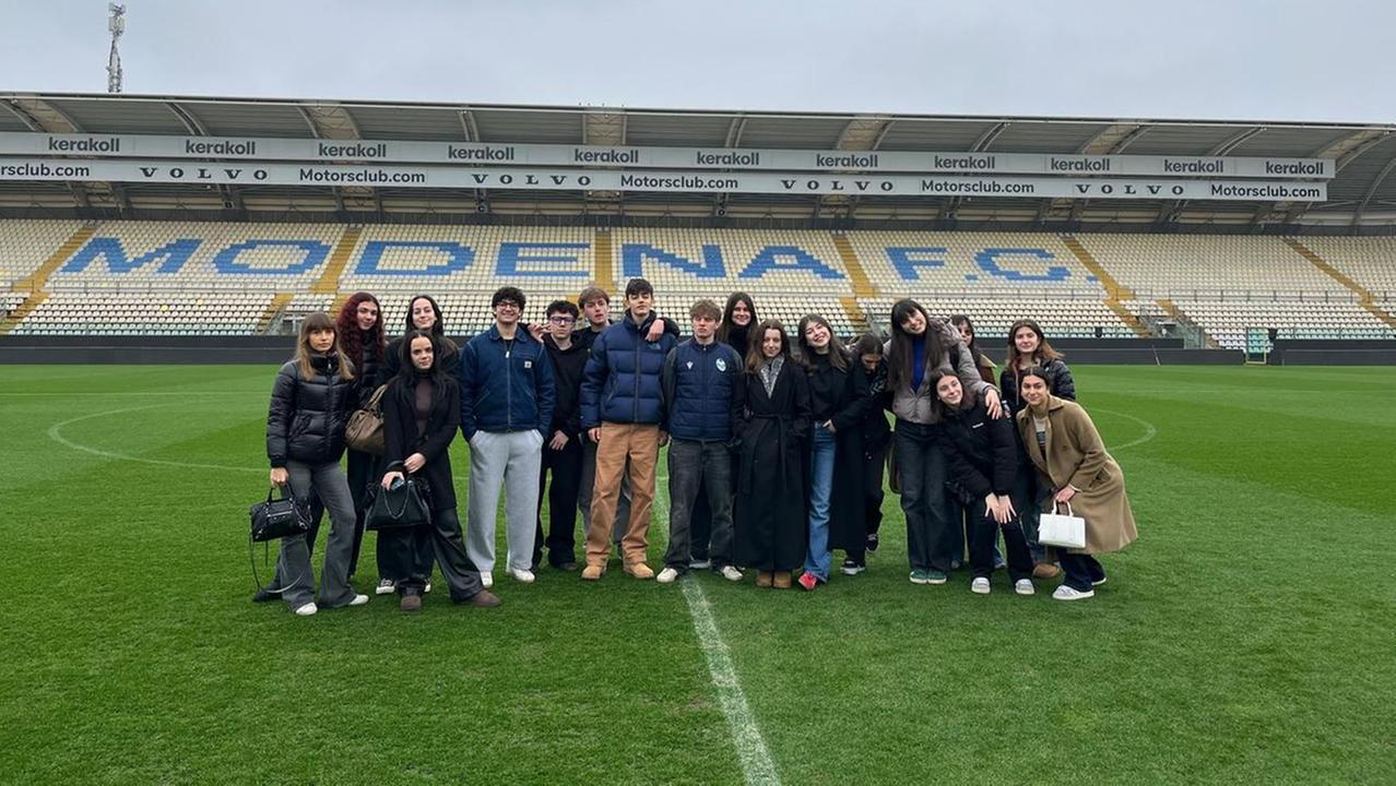 Gli studenti sul rettangolo di gioco del Braglia