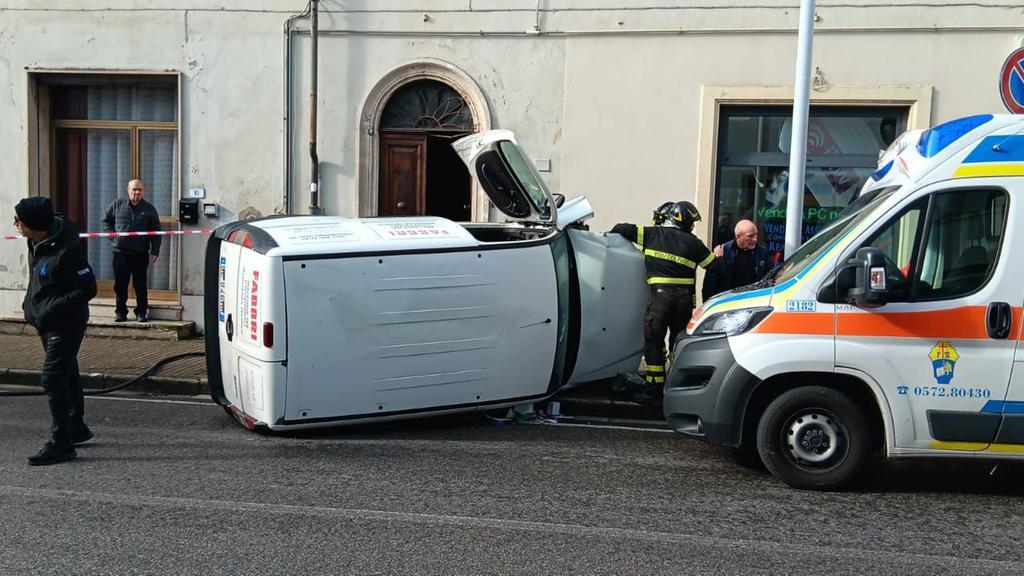 Il furgone ribaltato