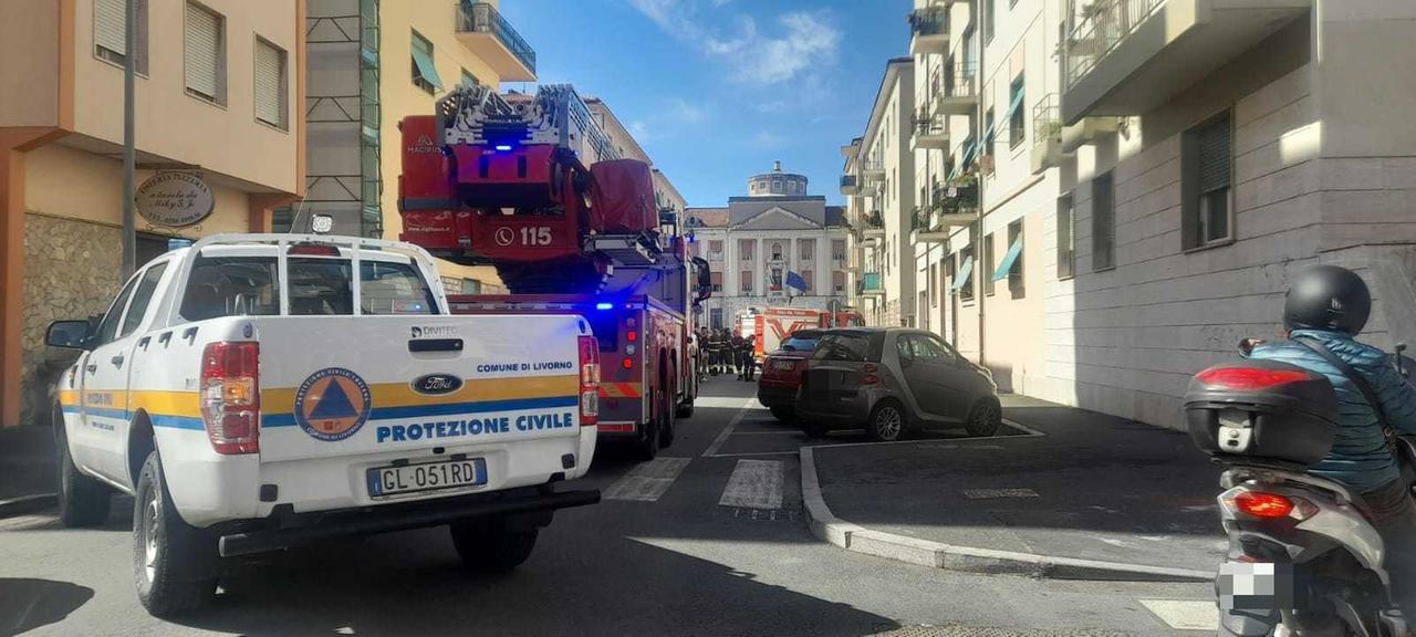 
	Protezione civile e vigili del fuoco in via Badaloni

