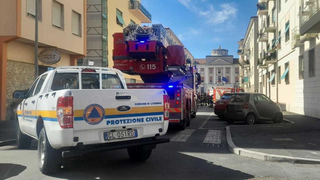 Protezione civile e vigili del fuoco in via Badaloni