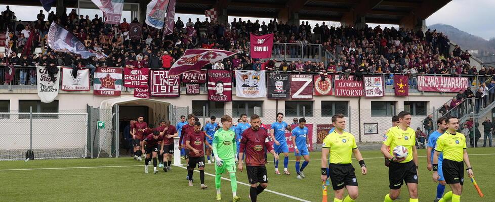 I tifosi amaranto e le due squadre (foto Nucci)