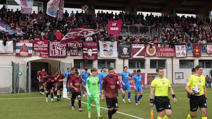 I tifosi amaranto e le due squadre (foto Nucci)