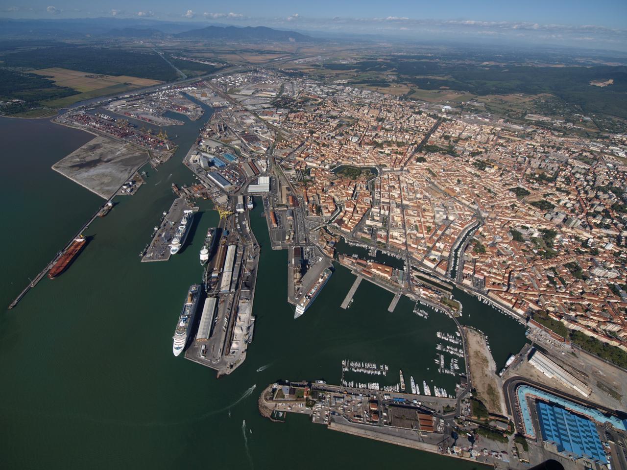 
	Una veduta del porto di Livorno (foto d'archivio)

