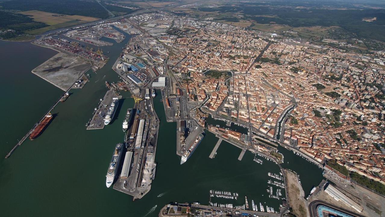Una veduta del porto di Livorno (foto d'archivio)