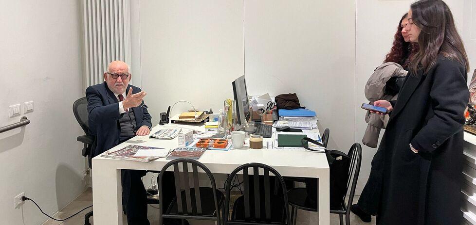 Viaggio nell’arte con Emilio Mazzoli: «Ho girato il mondo e nei mercati ho trovato ispirazione» 