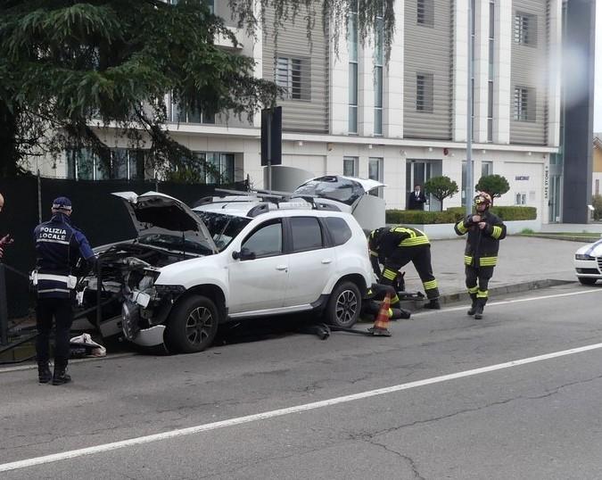 Auto contro la ringhiera del marciapiede: donna di 43 anni in Rianimazione