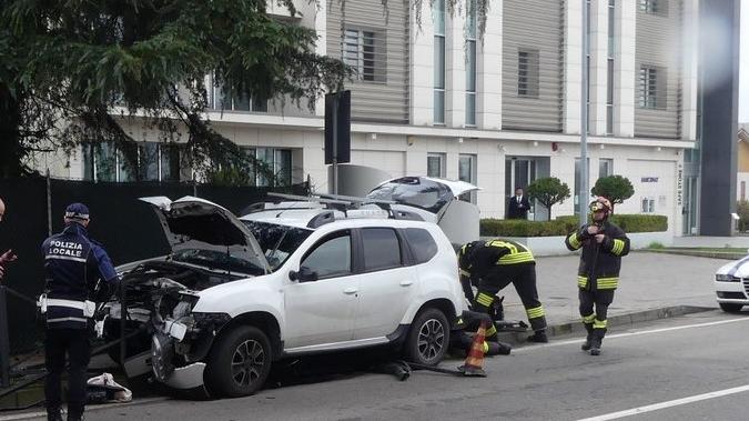 Auto contro la ringhiera del marciapiede: donna di 43 anni in Rianimazione