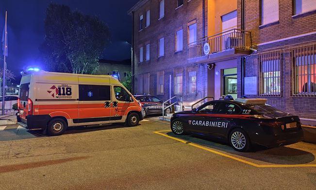 Carabinieri e operatori del 118 aggrediti a Comacchio: arrestata una donna
