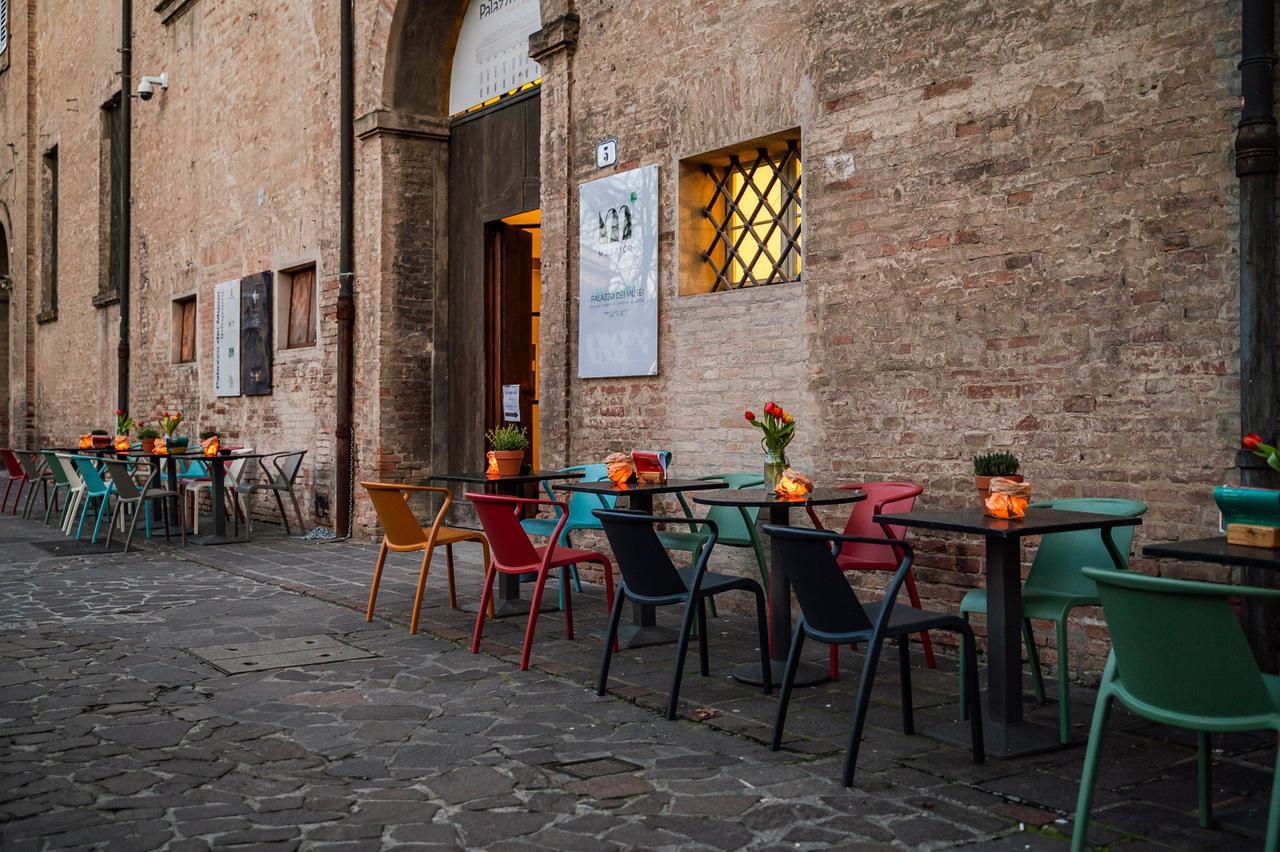 
	L'esterno del bar Mosaico (@photodaf)

