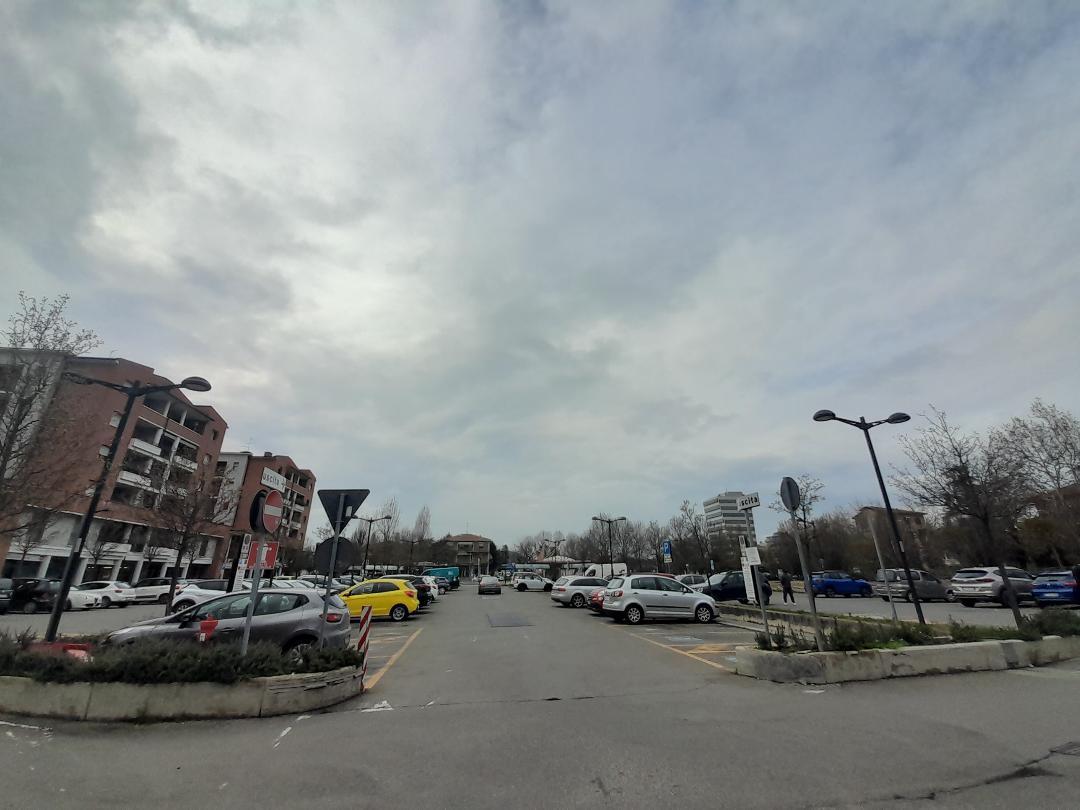 Scippata della borsetta nel parcheggio del Conad. Altri due episodi in città