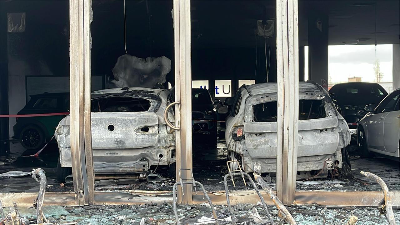 
	Alcune delle auto distrutte (foto Stick)

