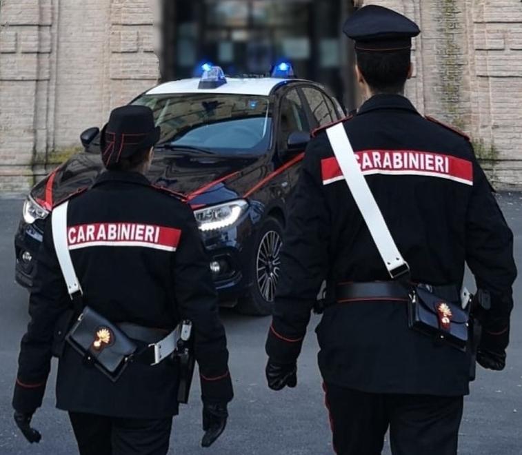 Lucca, figlio violento e con disturbi bipolari: tolte armi e munizioni alla mamma