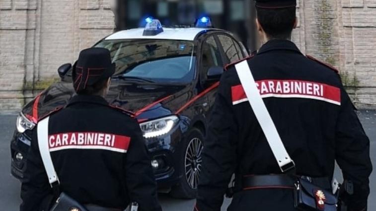 Lucca, figlio violento e con disturbi bipolari: tolte armi e munizioni alla mamma
