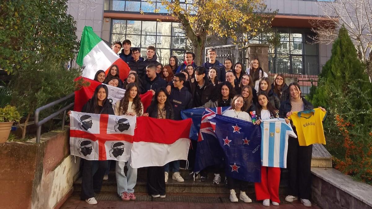 Un gruppo di studenti "internazionali" del Liceo Fermi (foto di Massimo Locci)